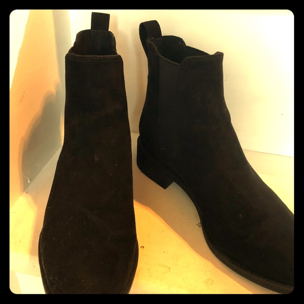 Black Chelsea boots